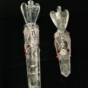 Engel met dansende 7 chakra stenen op Bergkristal healing wand, diverse maten